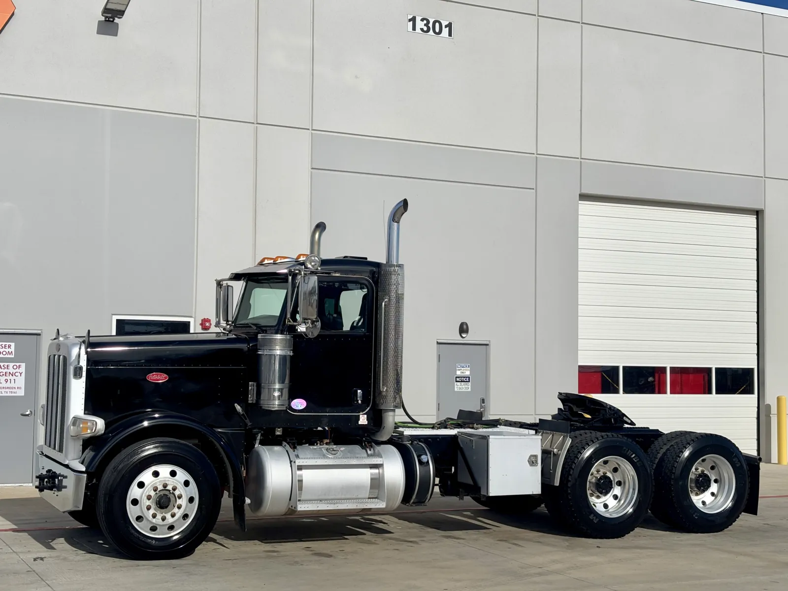 2018 Peterbilt 389 - image 2