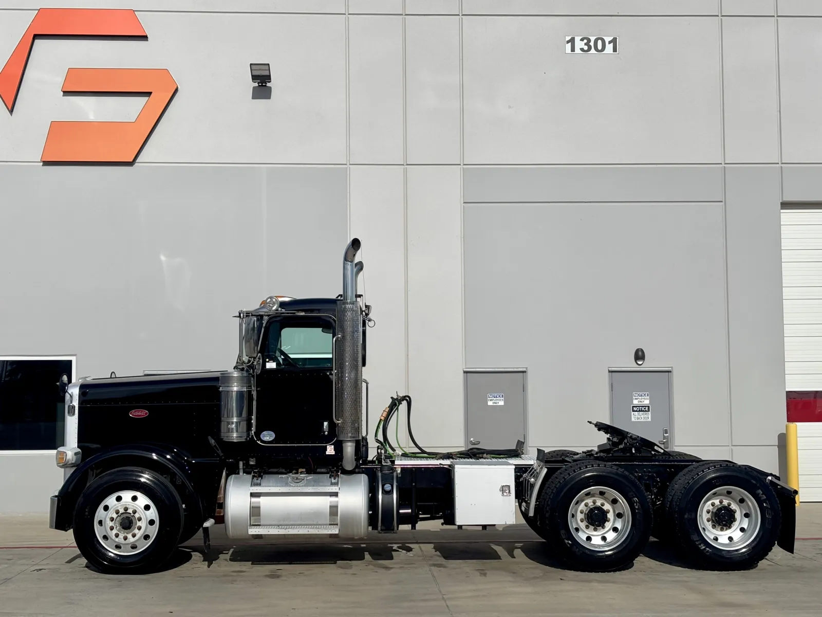 2018 Peterbilt 389 - image 4