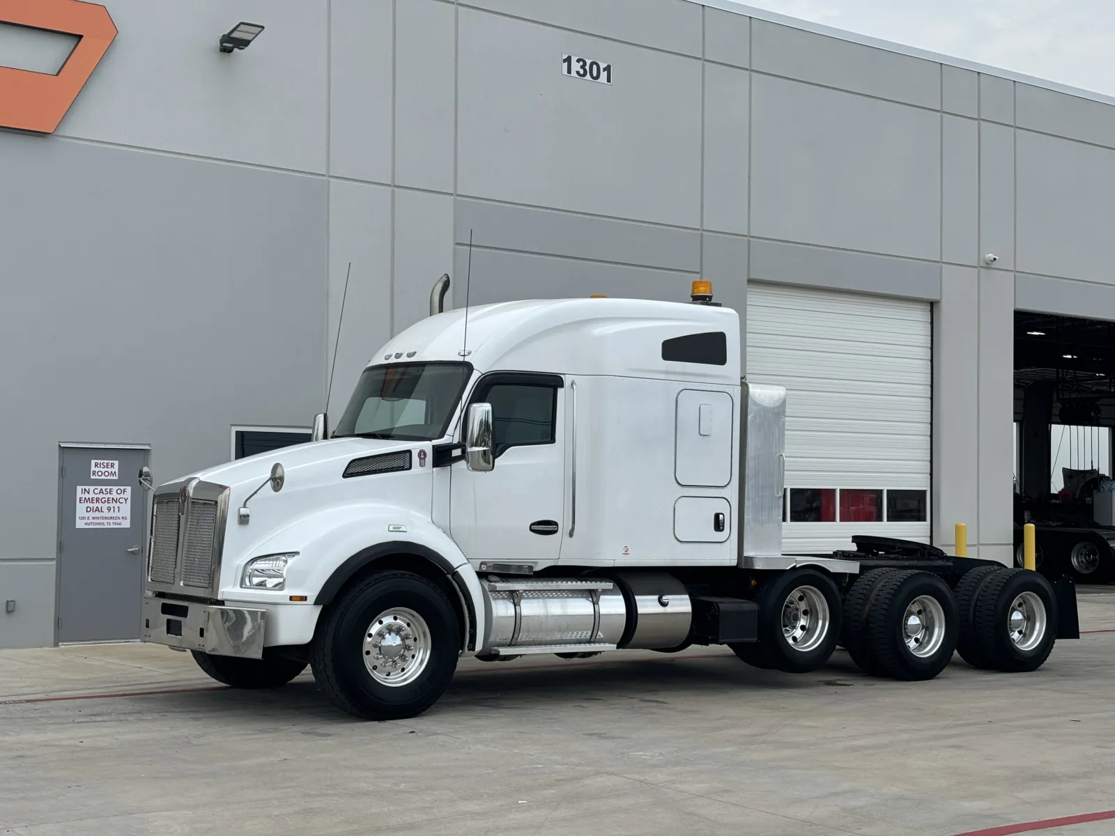 2017 Kenworth T880 - image 2