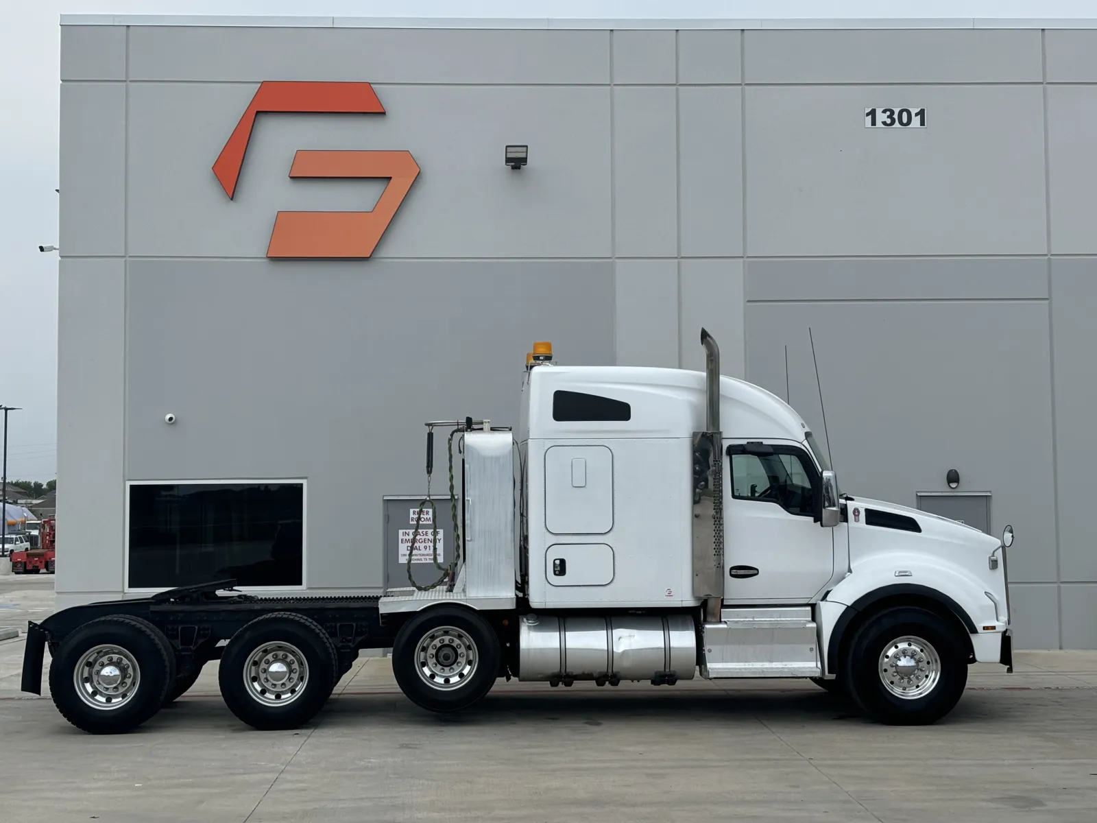 2017 Kenworth T880 - image 3