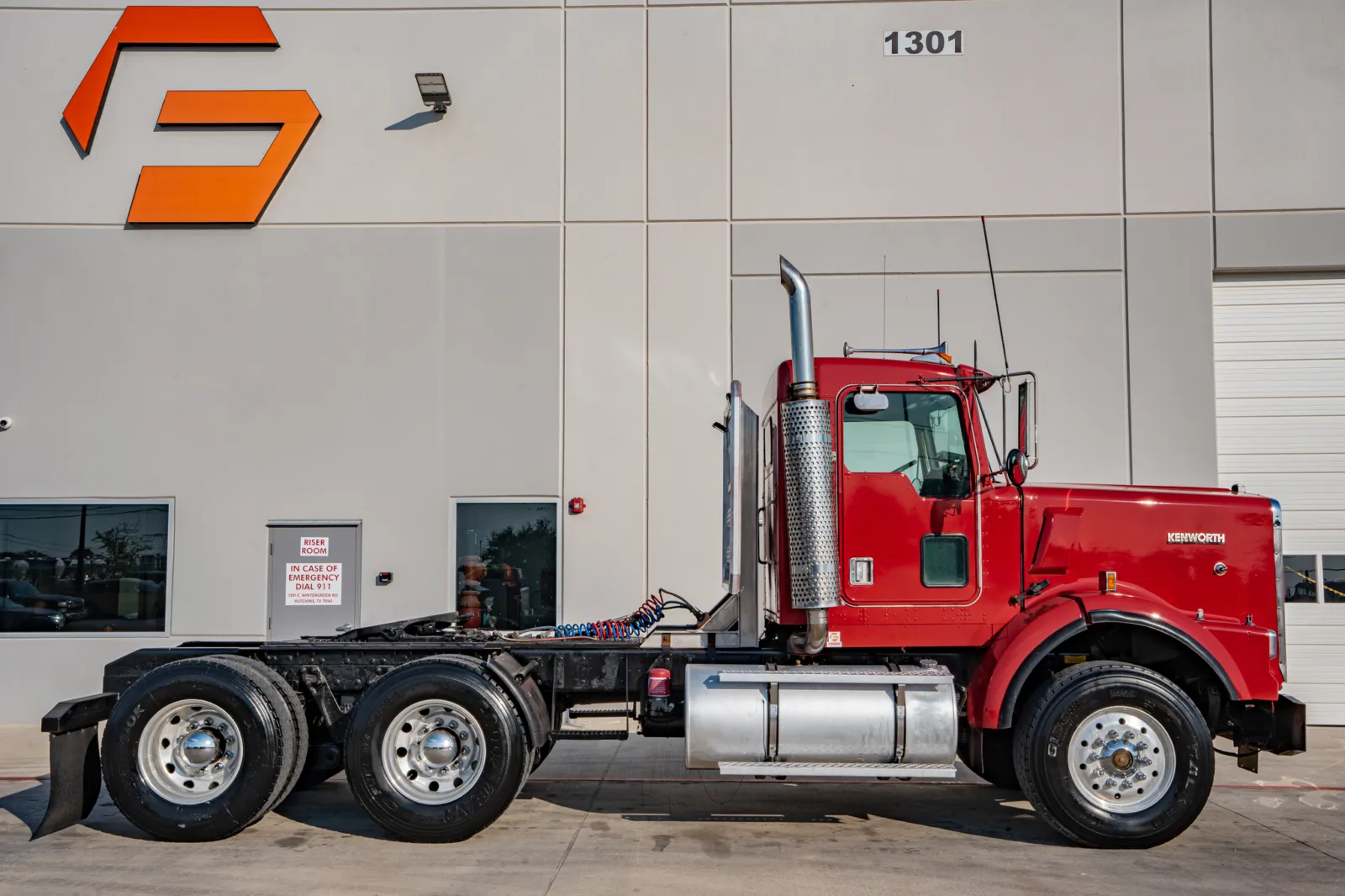 1999 Kenworth T800 - image 3