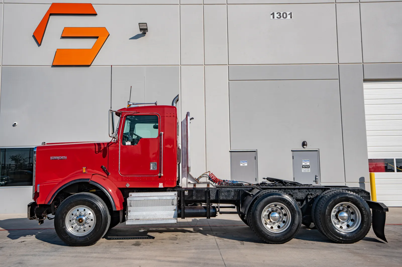 1999 Kenworth T800 - image 4