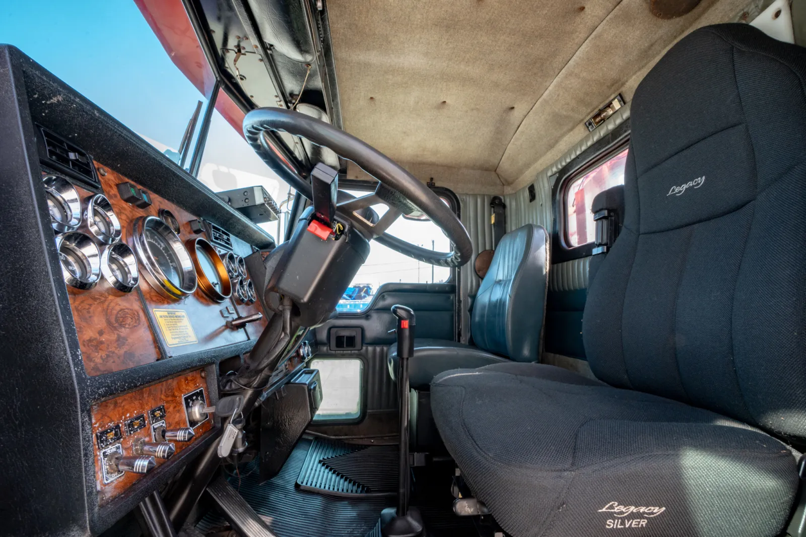 1999 Kenworth T800 - image 14