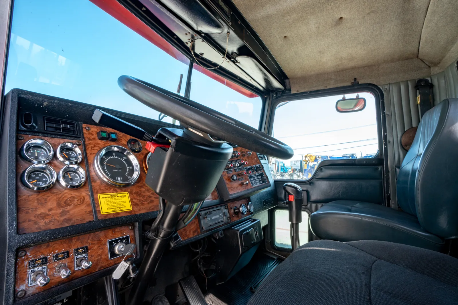 1999 Kenworth T800 - image 15