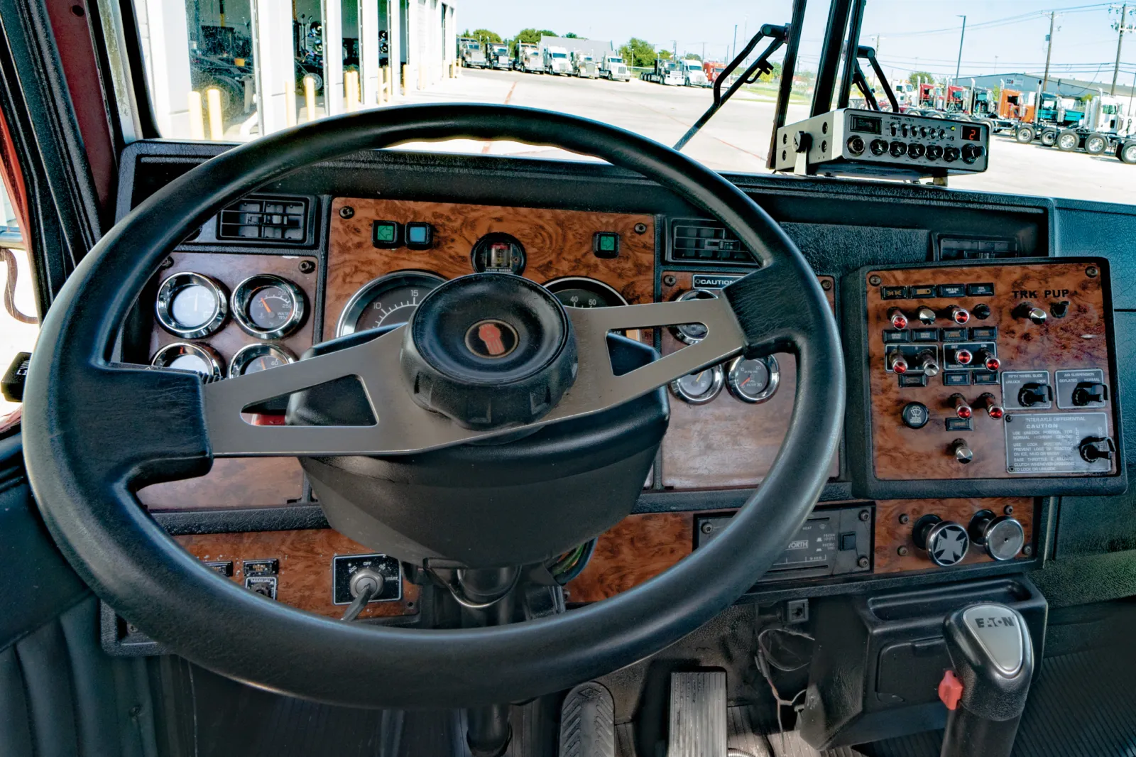 1999 Kenworth T800 - image 16