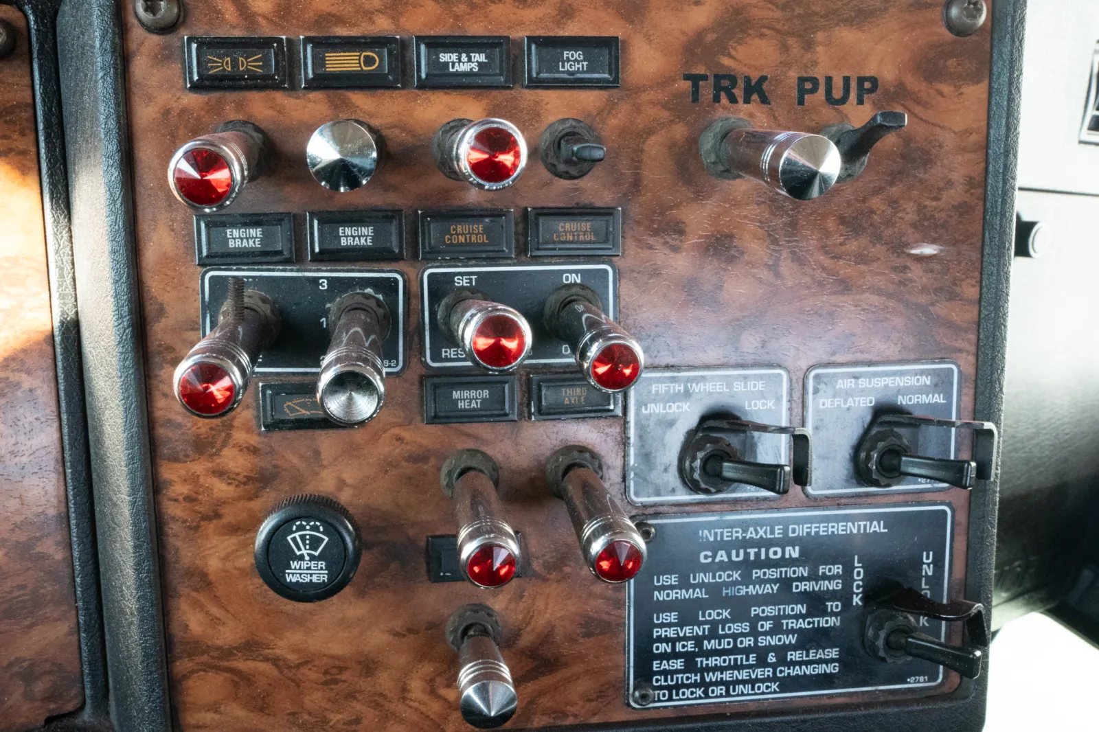 1999 Kenworth T800 - image 18