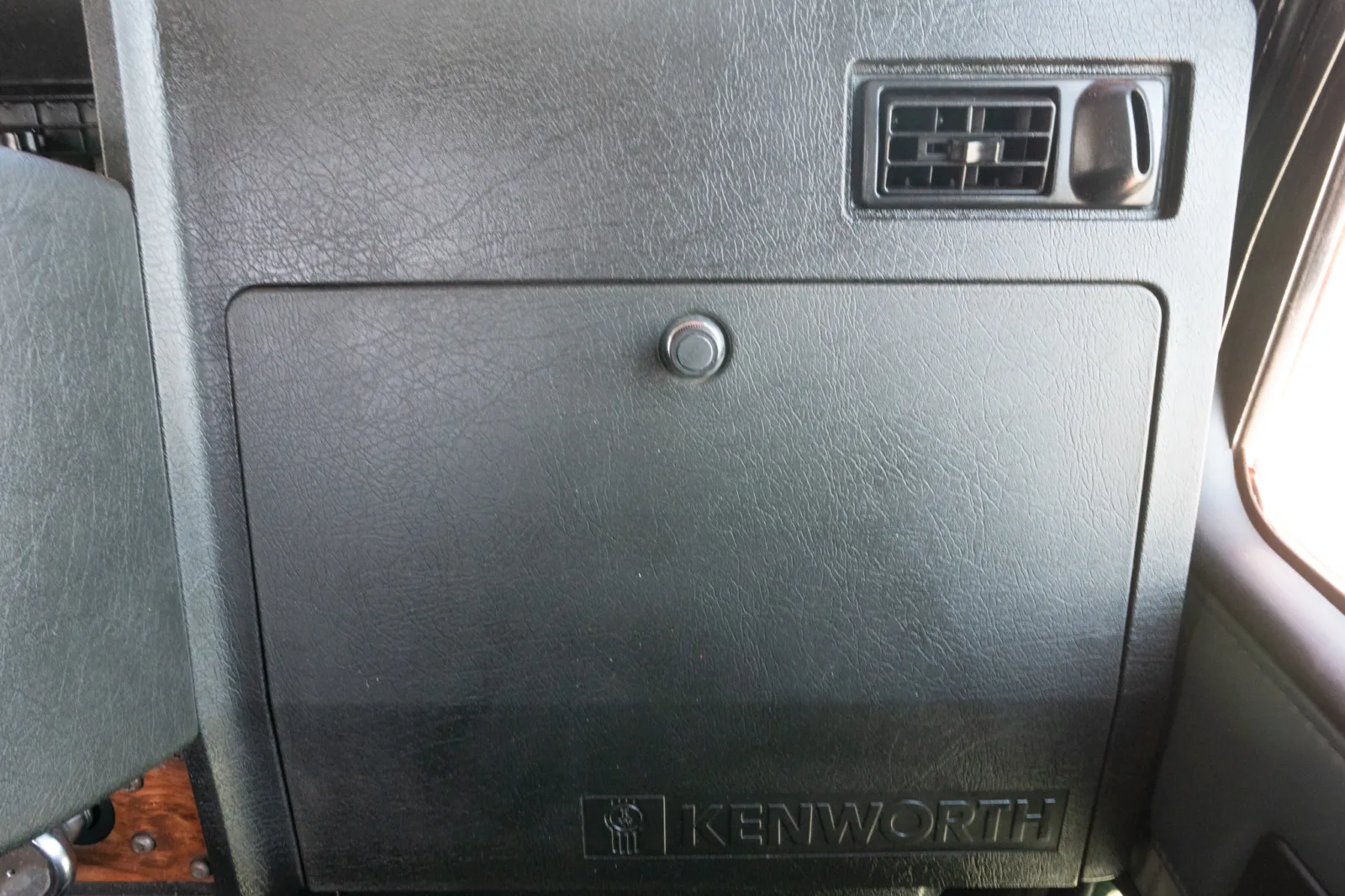 1999 Kenworth T800 - image 19