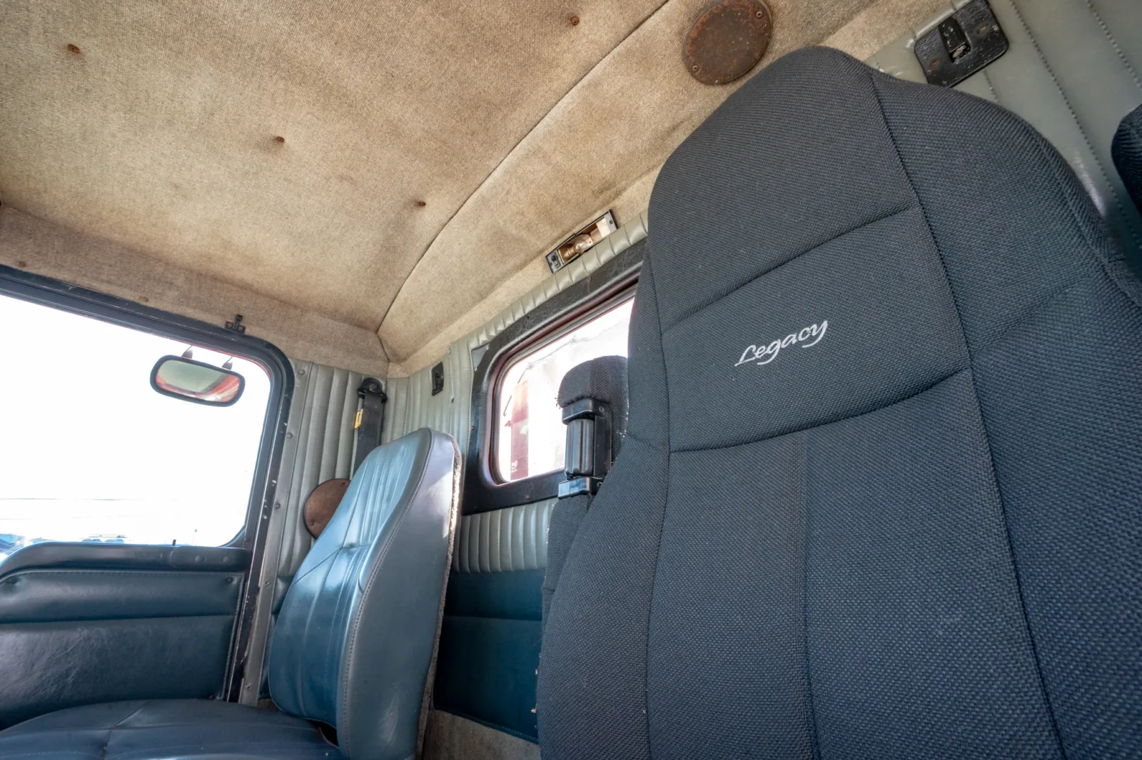 1999 Kenworth T800 - image 20