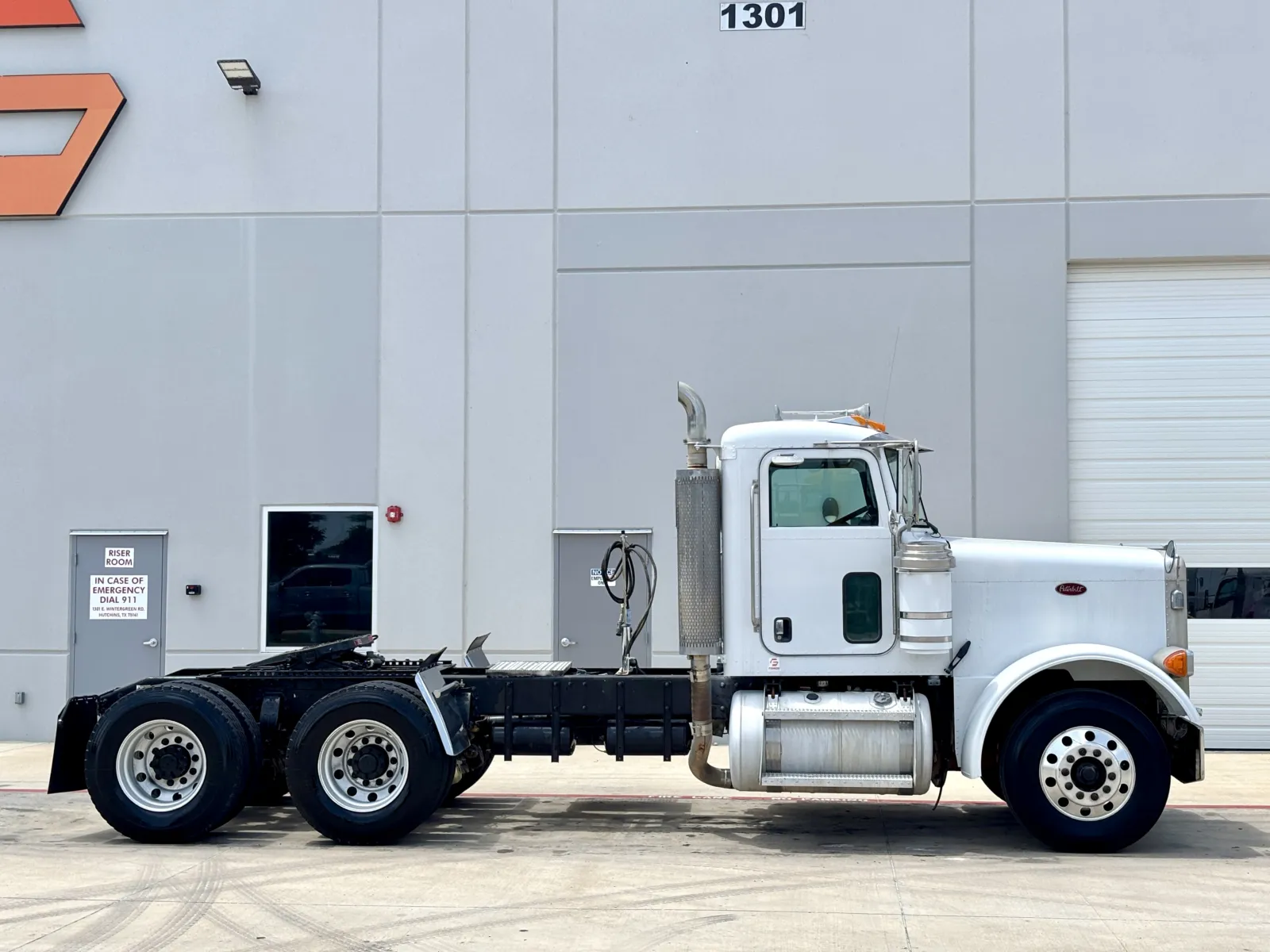 2005 Peterbilt - image 3