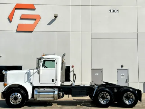 More photos of 2005 PETERBILT 379 at Forge Truck Centers - Texas, TX