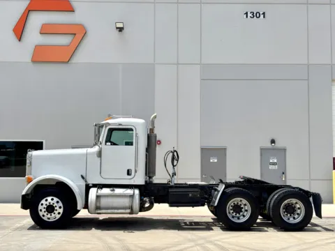 More photos of 2005 PETERBILT 379 at Forge Truck Centers - Texas, TX