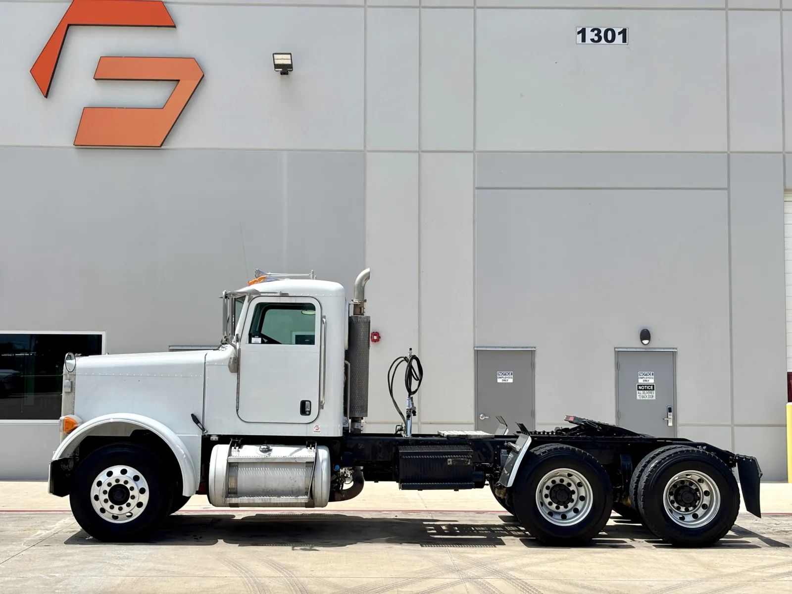 2005 Peterbilt - image 4