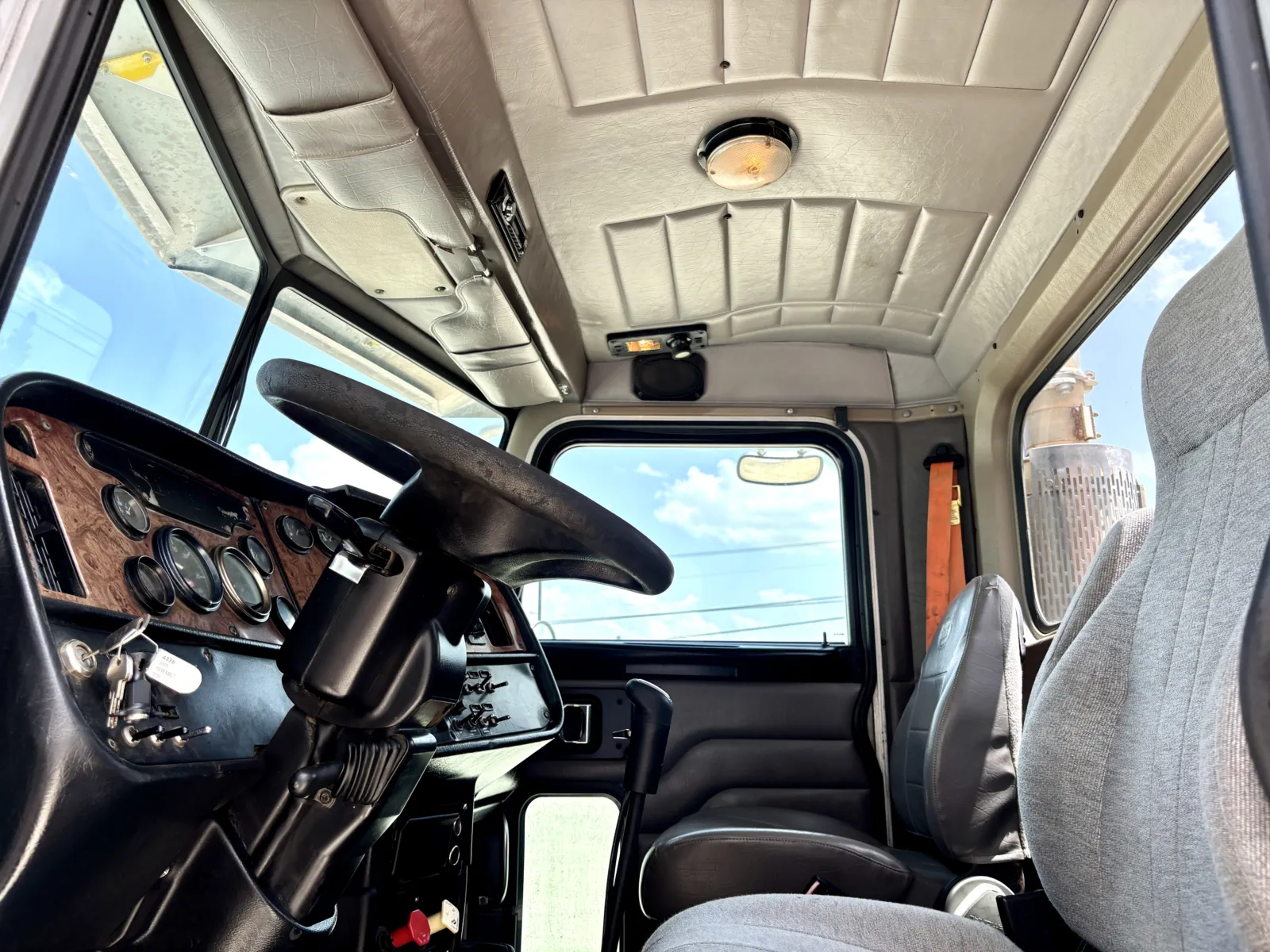 2005 Peterbilt - image 14