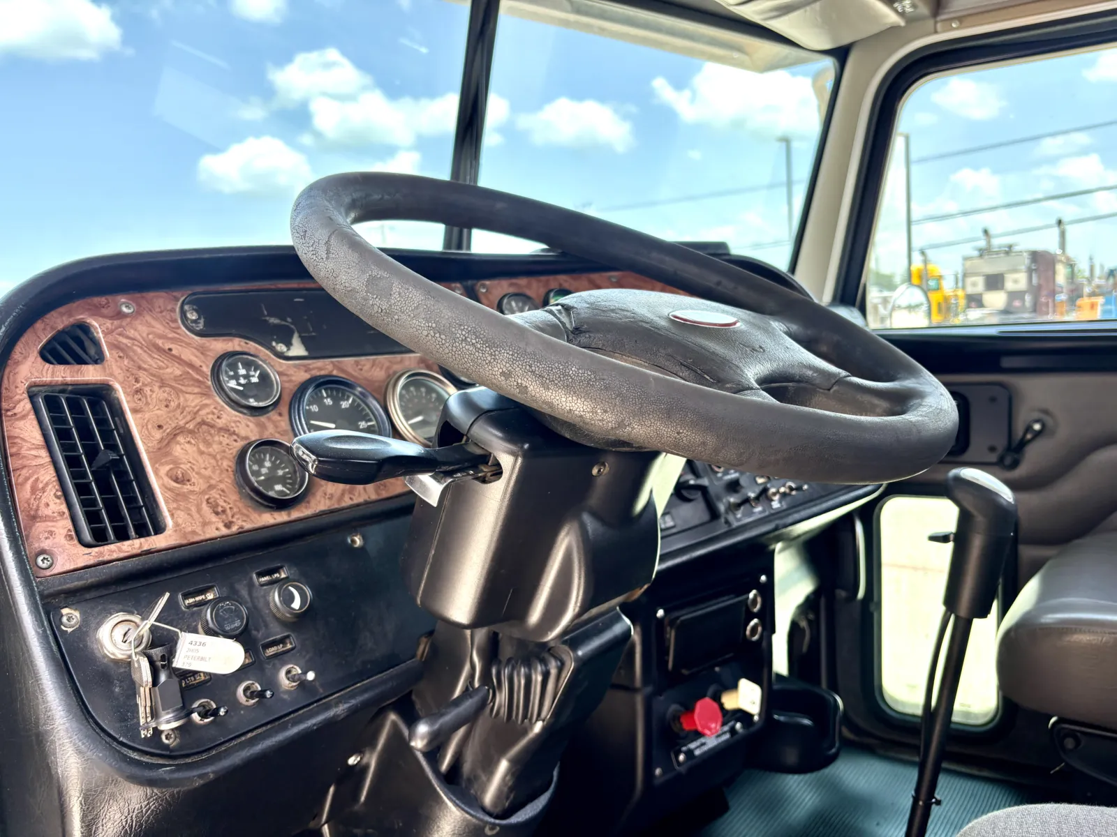 2005 Peterbilt - image 15