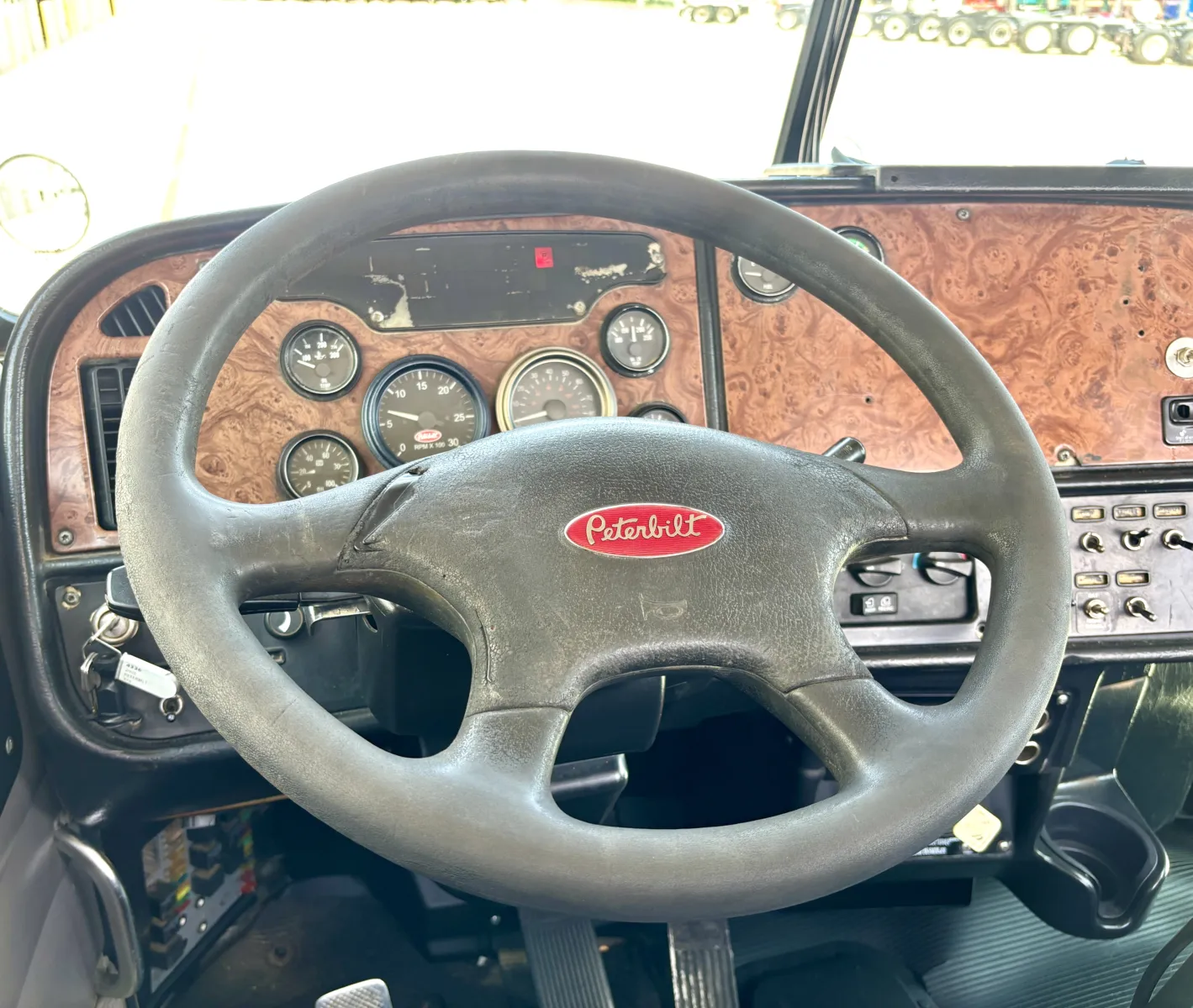 2005 Peterbilt - image 16