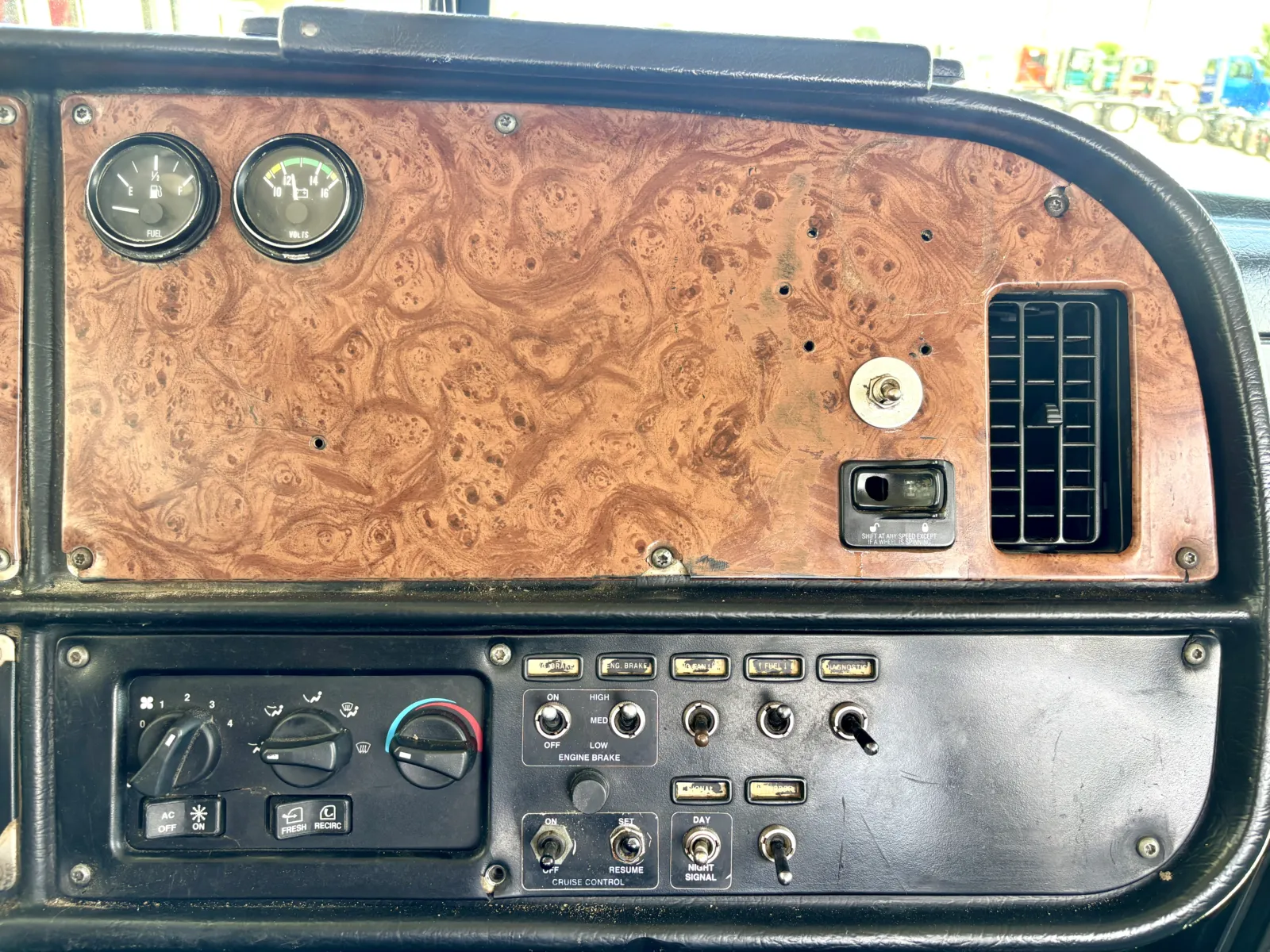 2005 Peterbilt - image 17