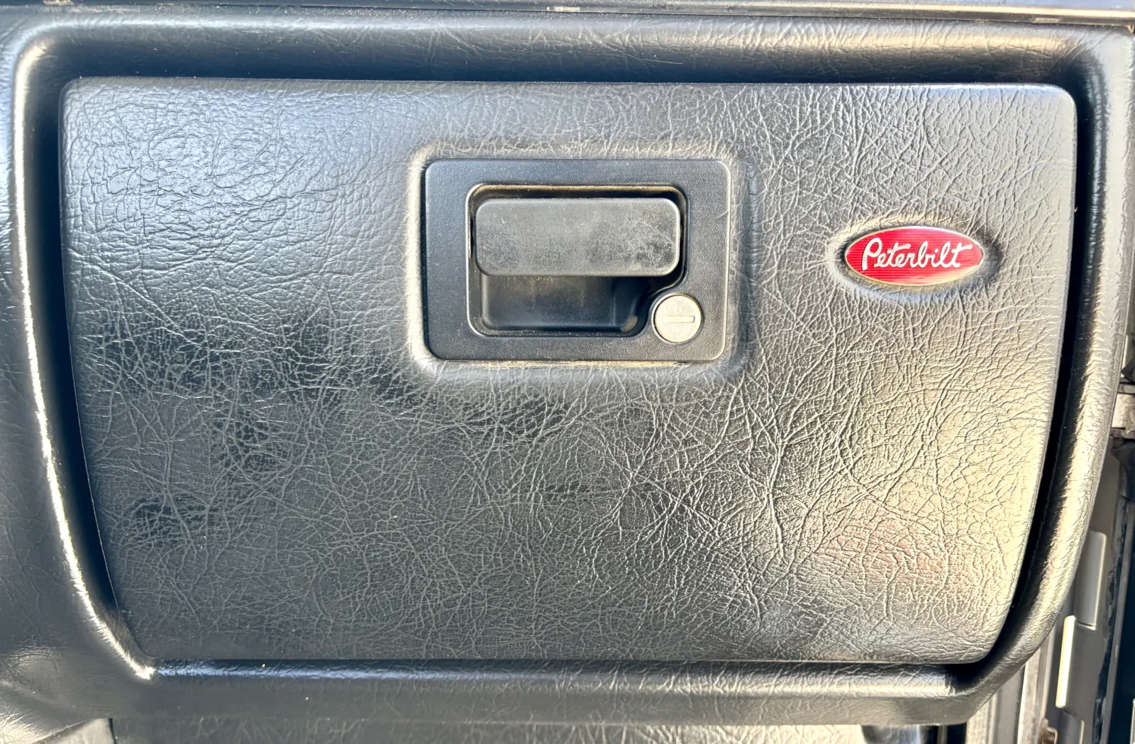 2005 Peterbilt - image 18