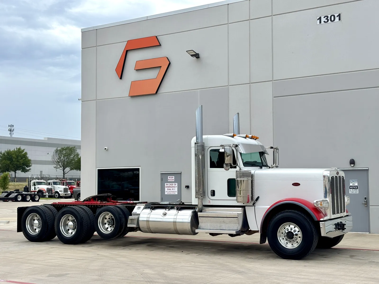 2019 Peterbilt 389 - image 1