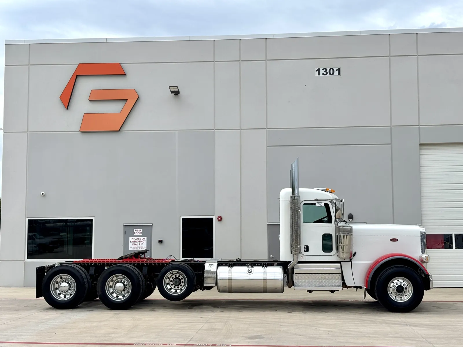 2019 Peterbilt 389 - image 3