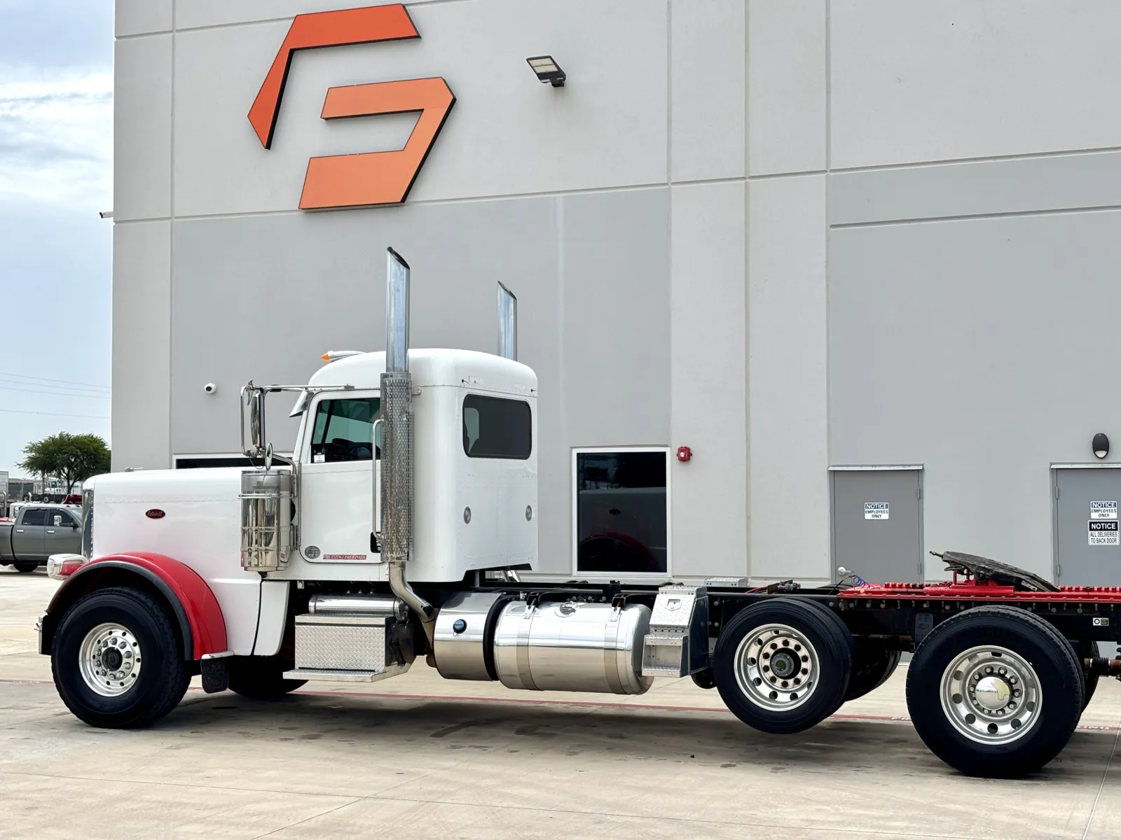 2019 Peterbilt 389 - image 8