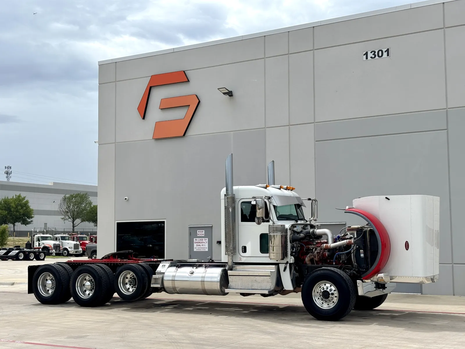 2019 Peterbilt 389 - image 9