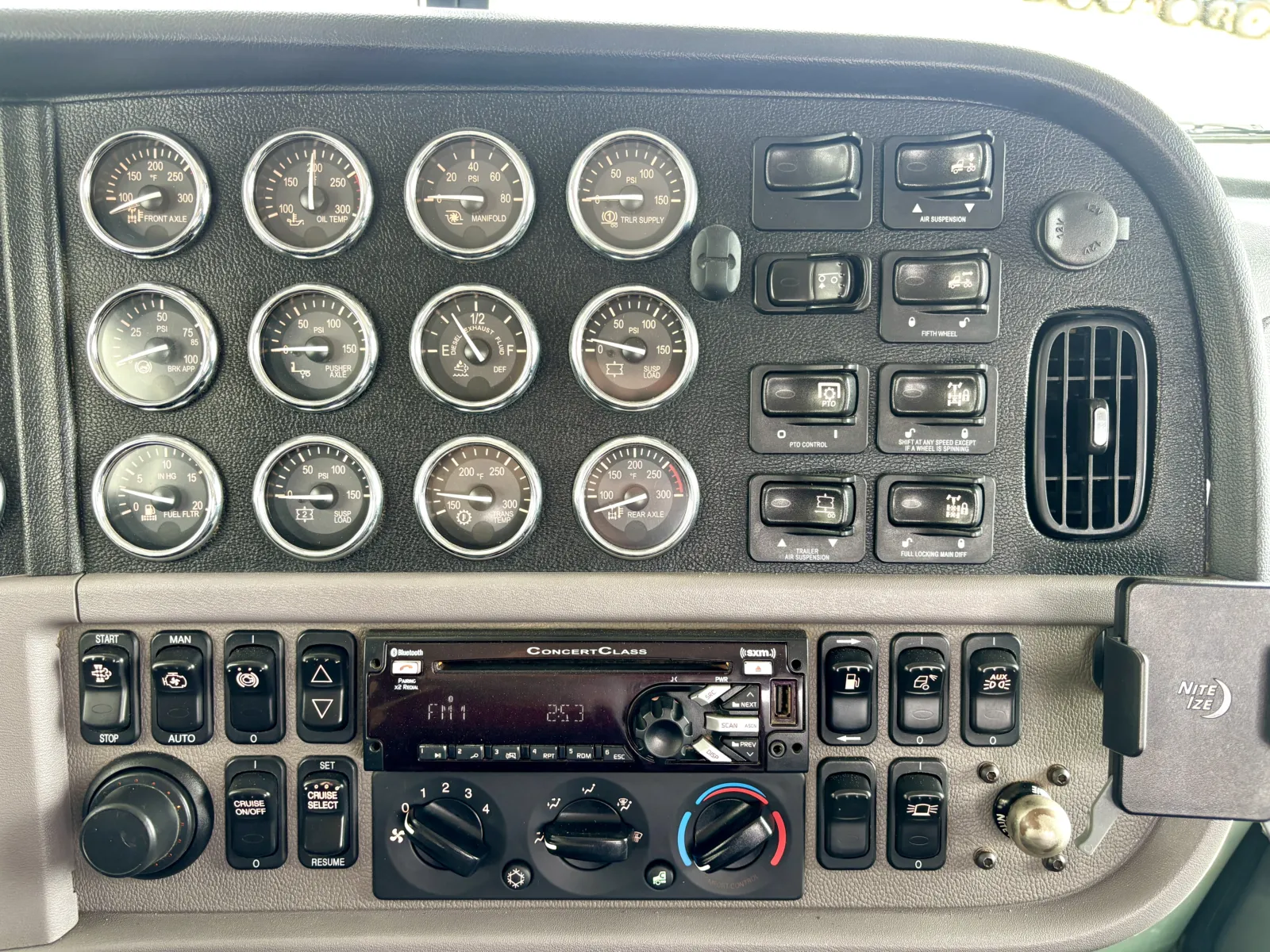 2019 Peterbilt 389 - image 18