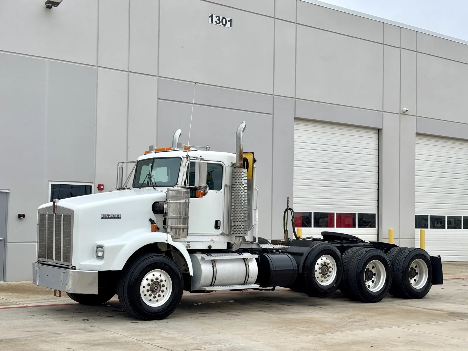 2005 Kenworth T800 - image 2
