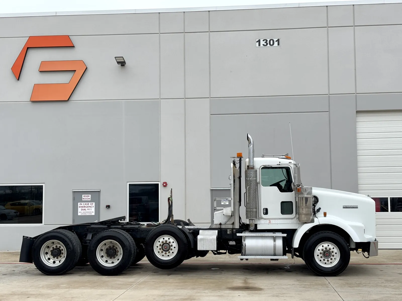 2005 Kenworth T800 - image 3