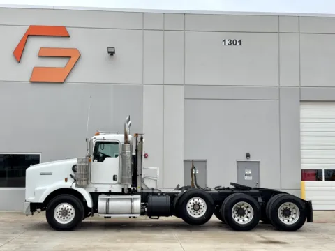 More photos of 2005 KENWORTH T800 at Forge Truck Centers - Texas, TX