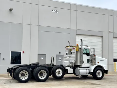 More photos of 2005 KENWORTH T800 at Forge Truck Centers - Texas, TX