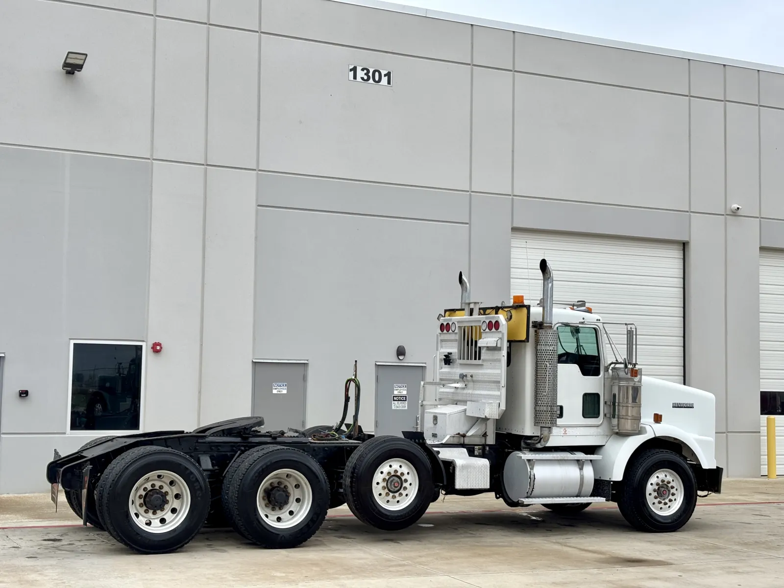 2005 Kenworth T800 - image 5