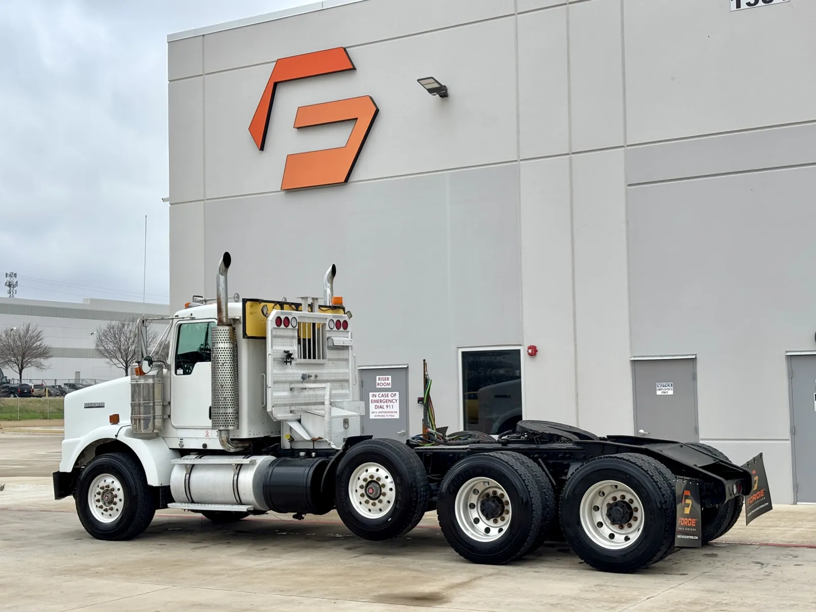 2005 Kenworth T800 - image 6