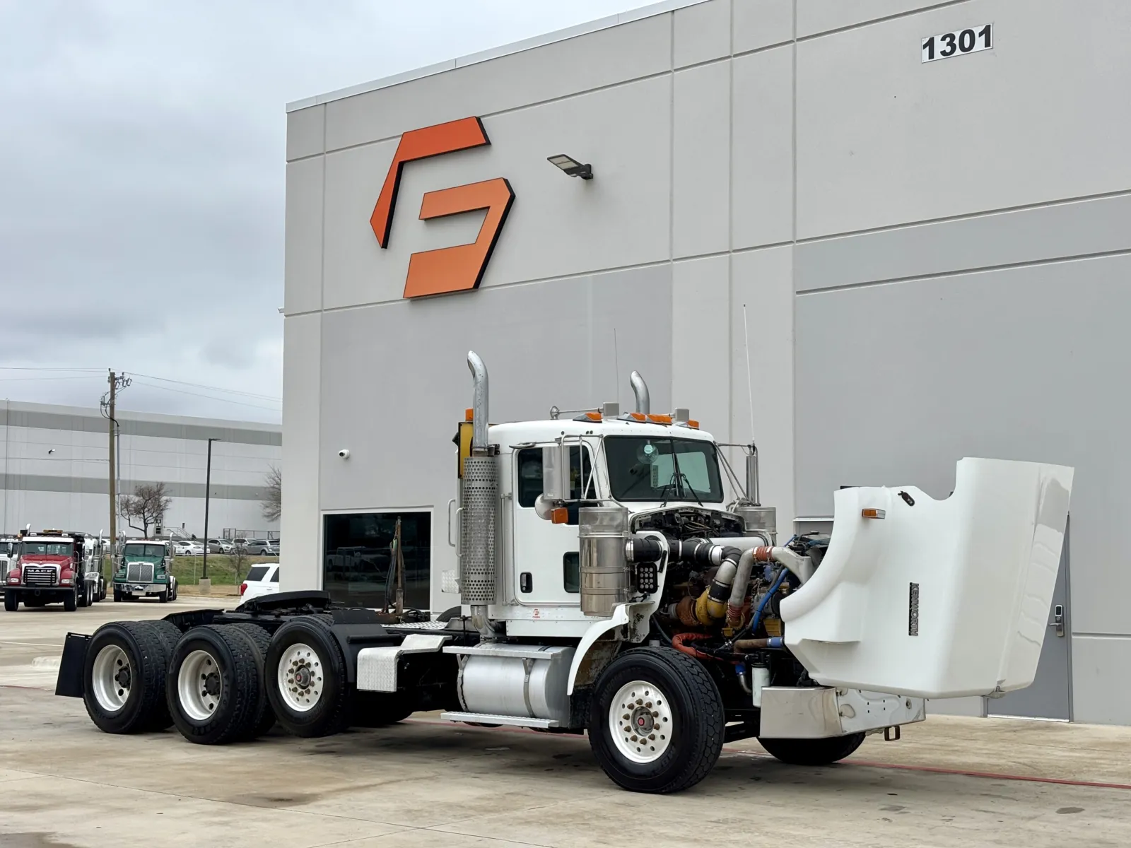 2005 Kenworth T800 - image 9