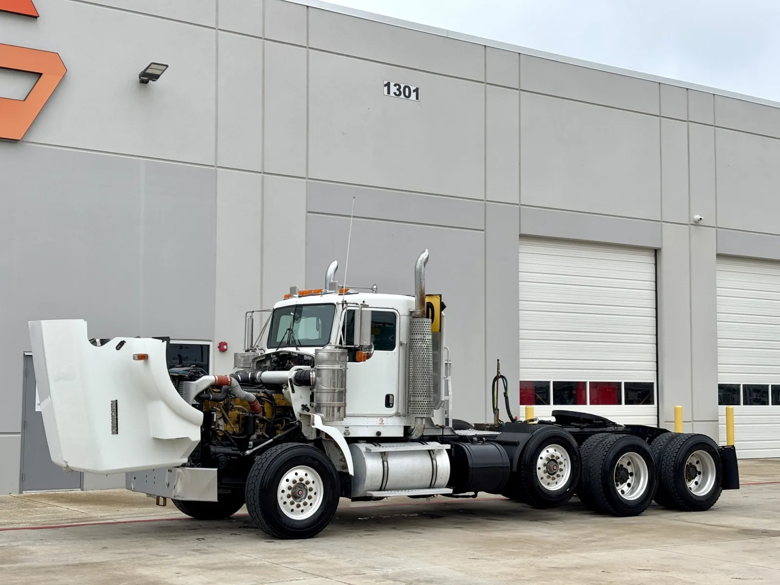 2005 Kenworth T800 - image 10