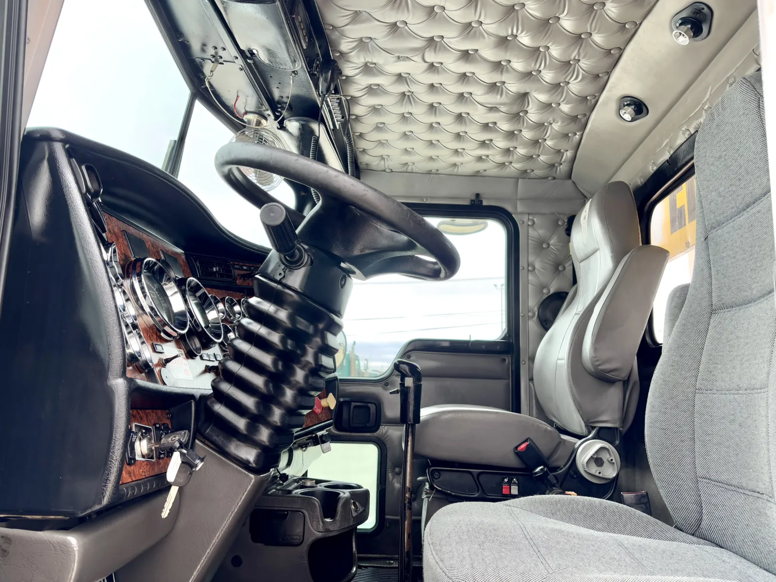 2005 Kenworth T800 - image 14