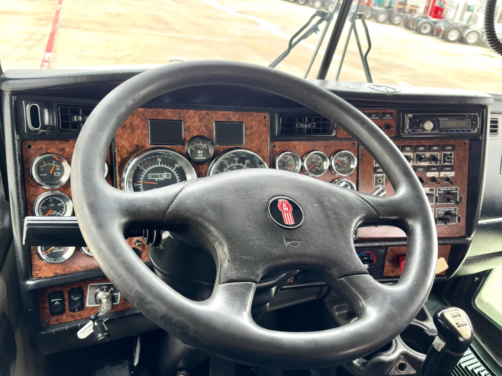 2005 Kenworth T800 - image 16