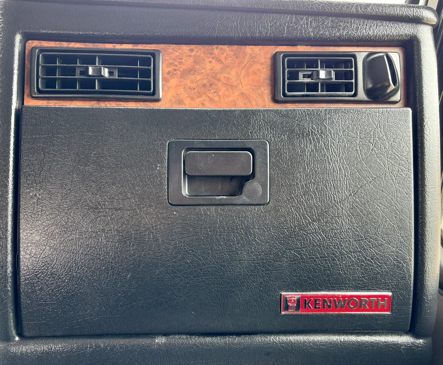 2005 Kenworth T800 - image 19