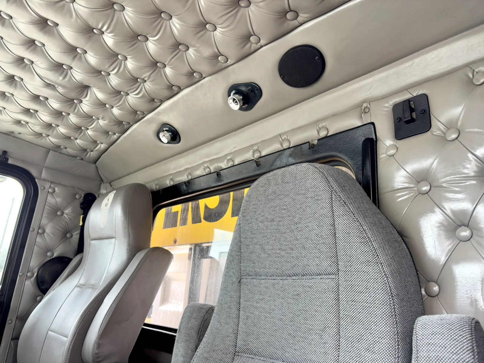 2005 Kenworth T800 - image 20