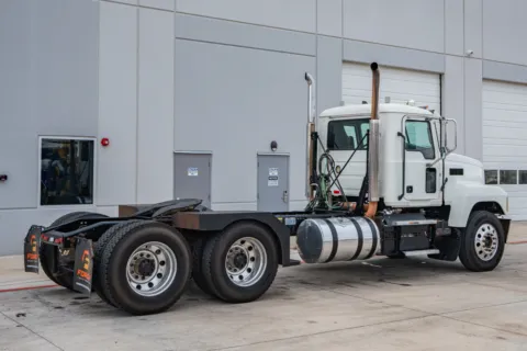 More photos of 2019 MACK PINNACLE 64FT at Forge Truck Centers - Texas, TX