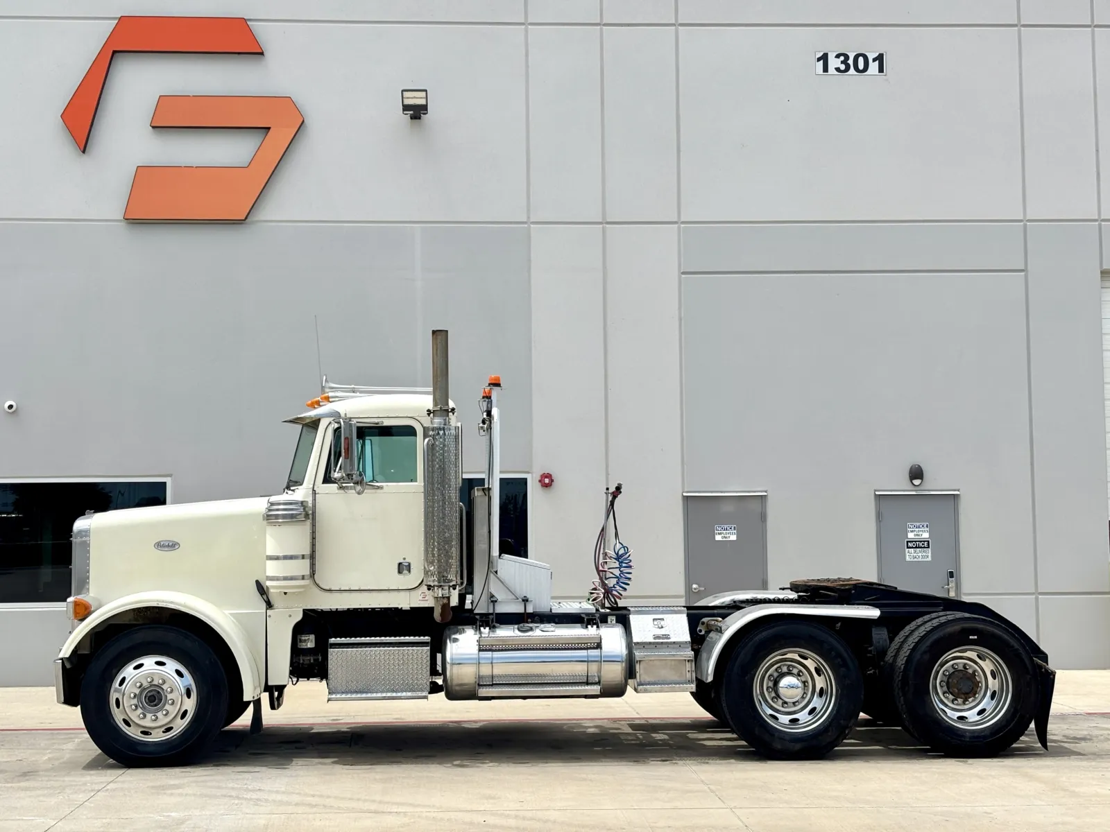 1999 Peterbilt - image 4