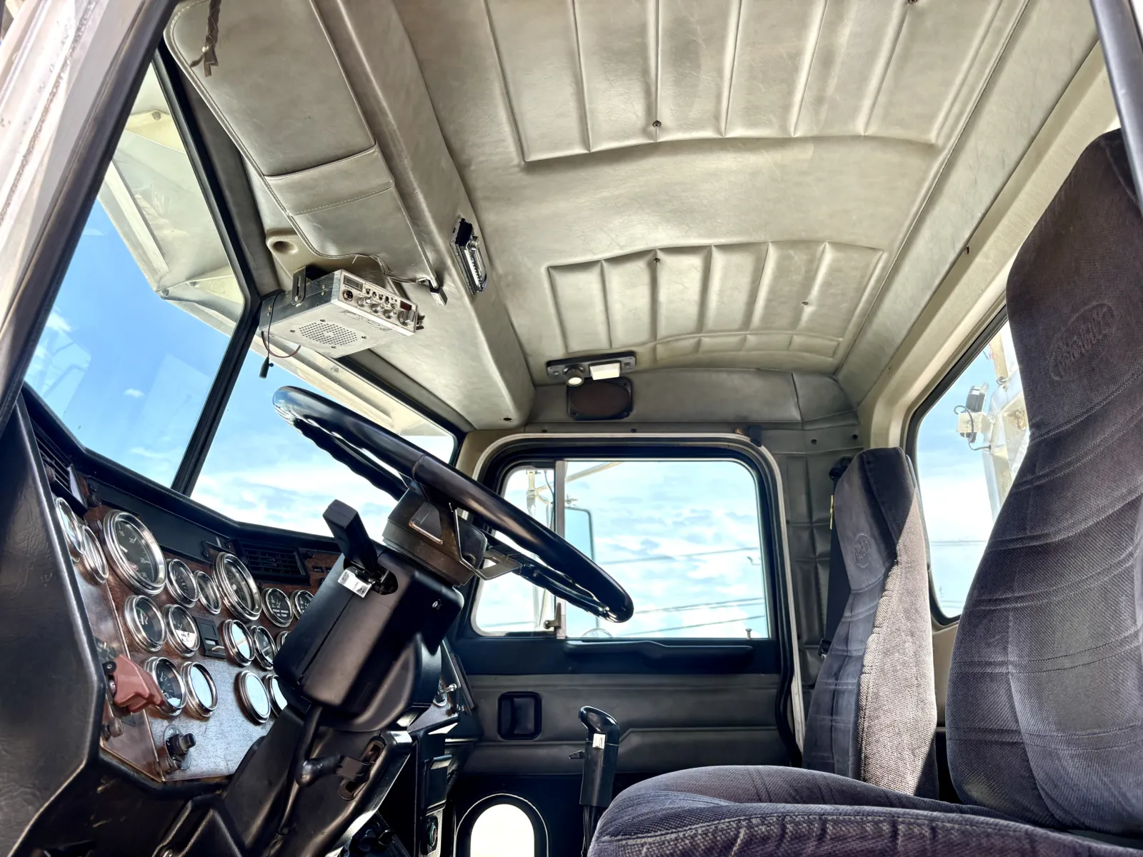 1999 Peterbilt - image 14