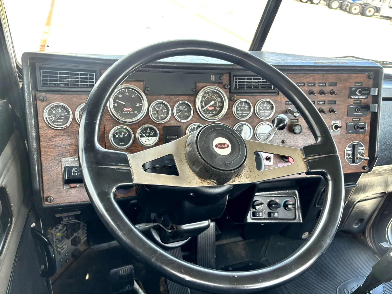 1999 Peterbilt - image 16
