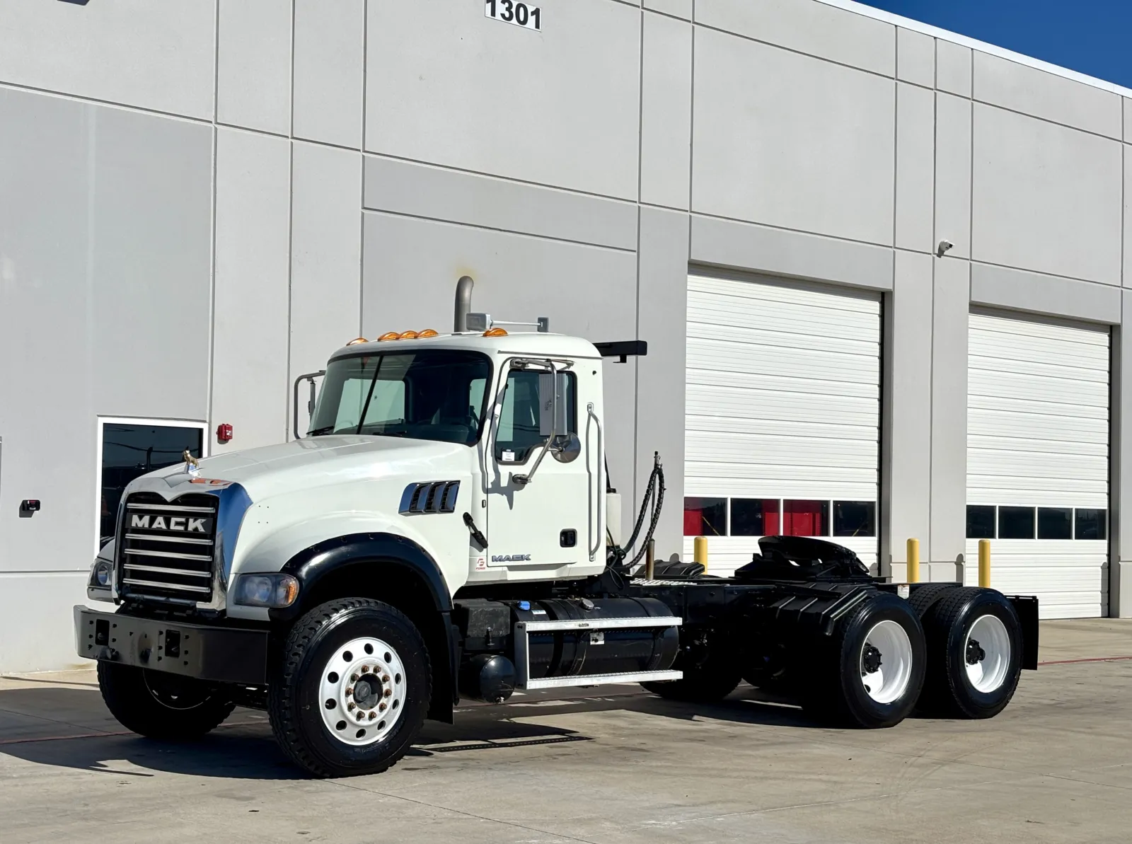 2016 Mack Granite - image 2