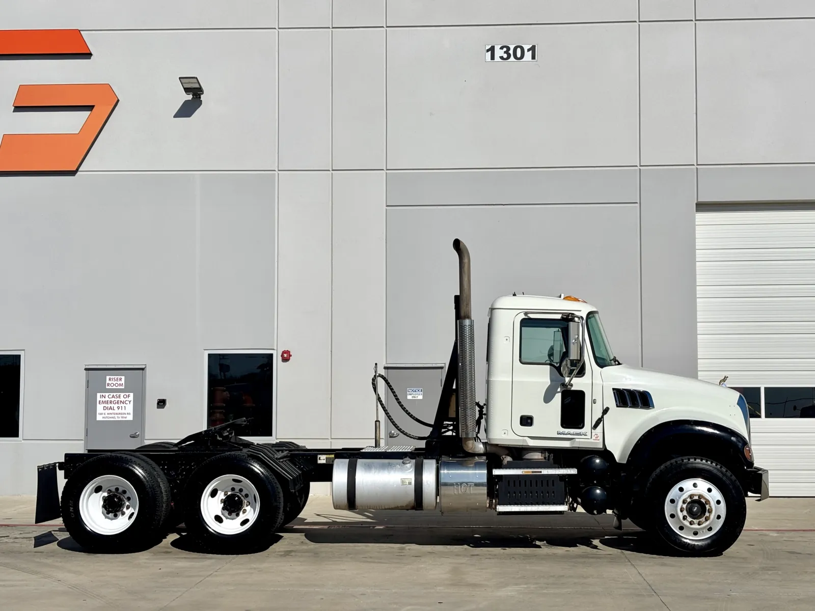 2016 Mack Granite - image 3