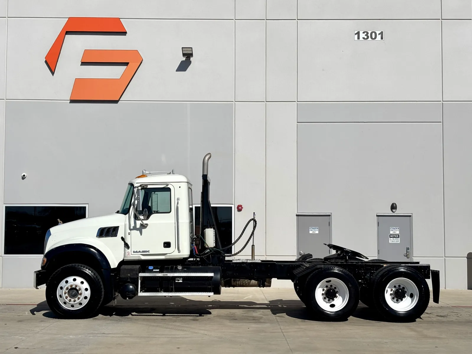 2016 Mack Granite - image 4