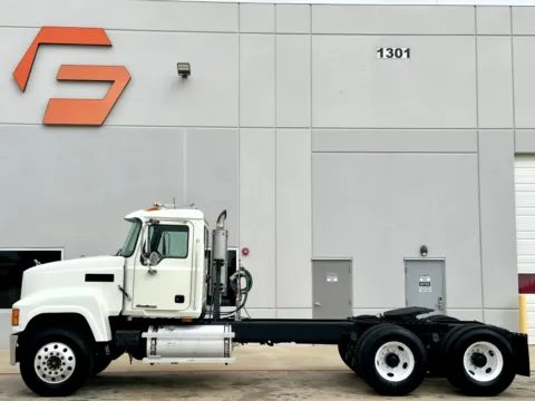 More photos of 2007 MACK CHN613 at Forge Truck Centers - Texas, TX