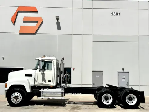 More photos of 2007 MACK CHN613 at Forge Truck Centers - Texas, TX