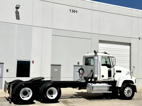 More photos of 2007 MACK CHN613 at Forge Truck Centers - Texas, TX
