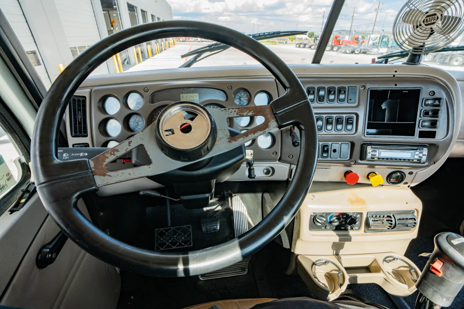 2007 Mack - image 16