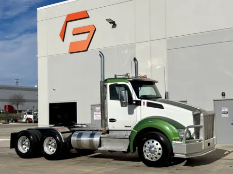 Used 2023 KENWORTH T880 for sale in New Lenox, IL at Forge